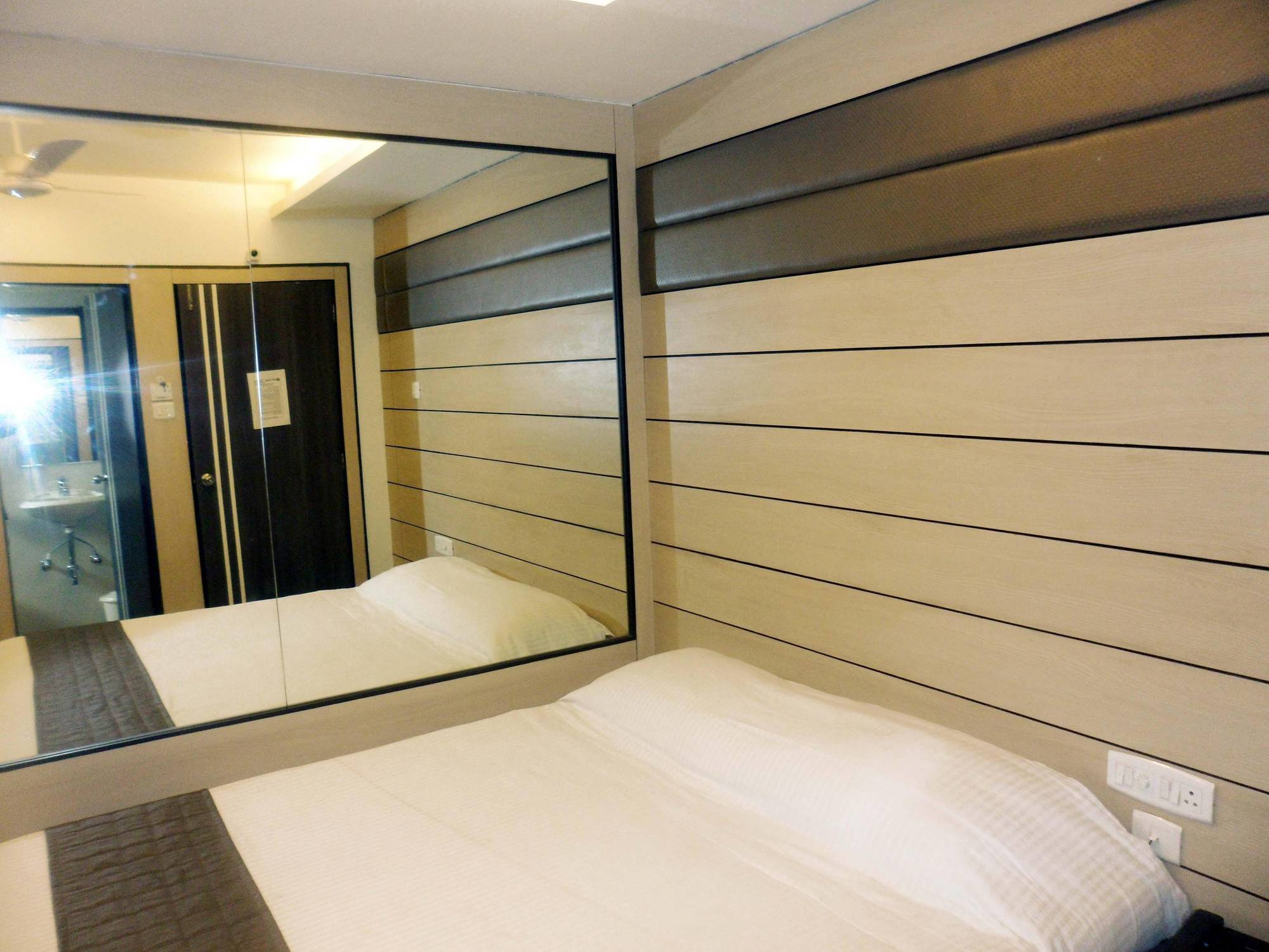 Hotel Esteem Kalküta Dış mekan fotoğraf