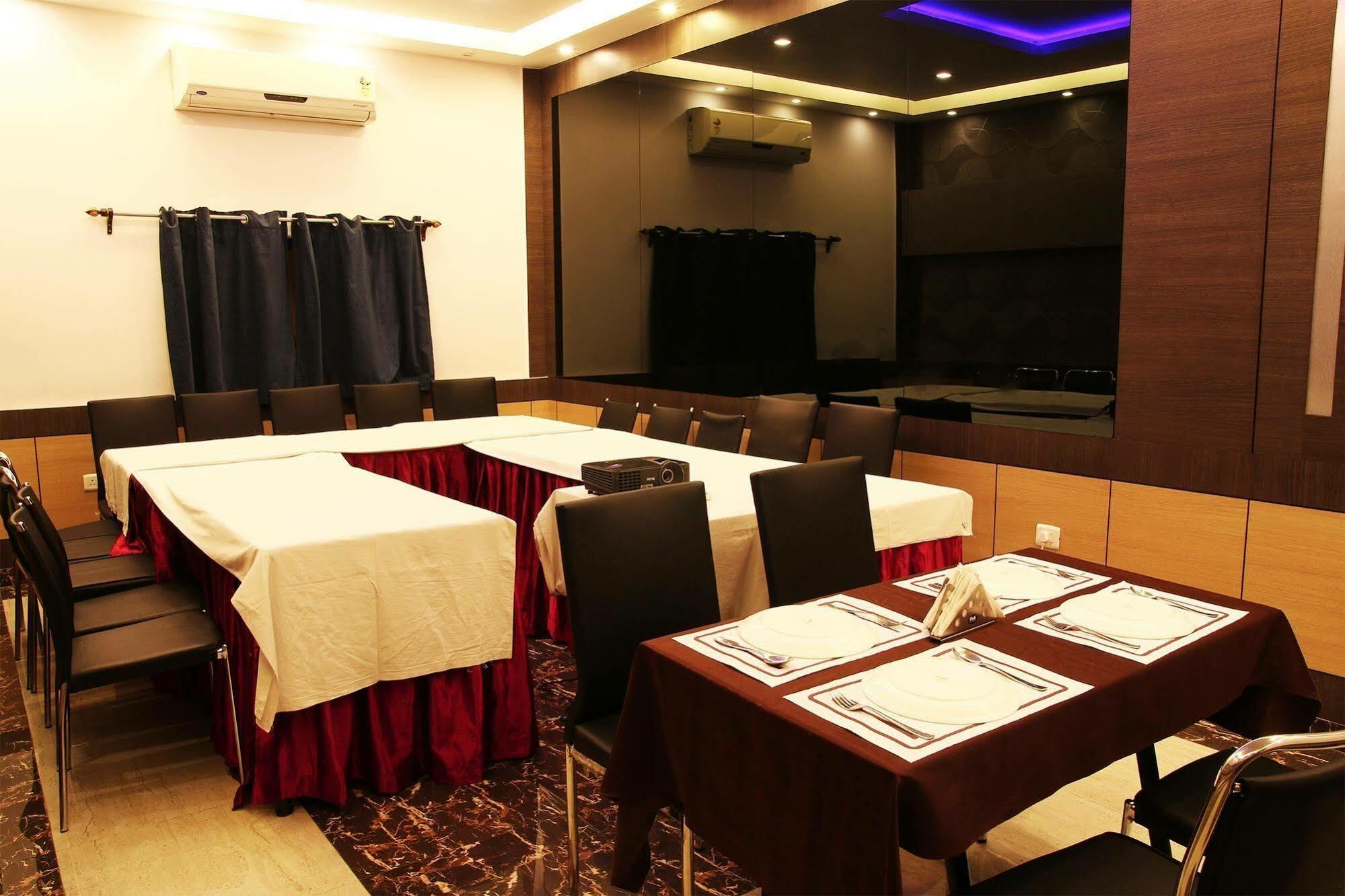 Hotel Esteem Kalküta Dış mekan fotoğraf