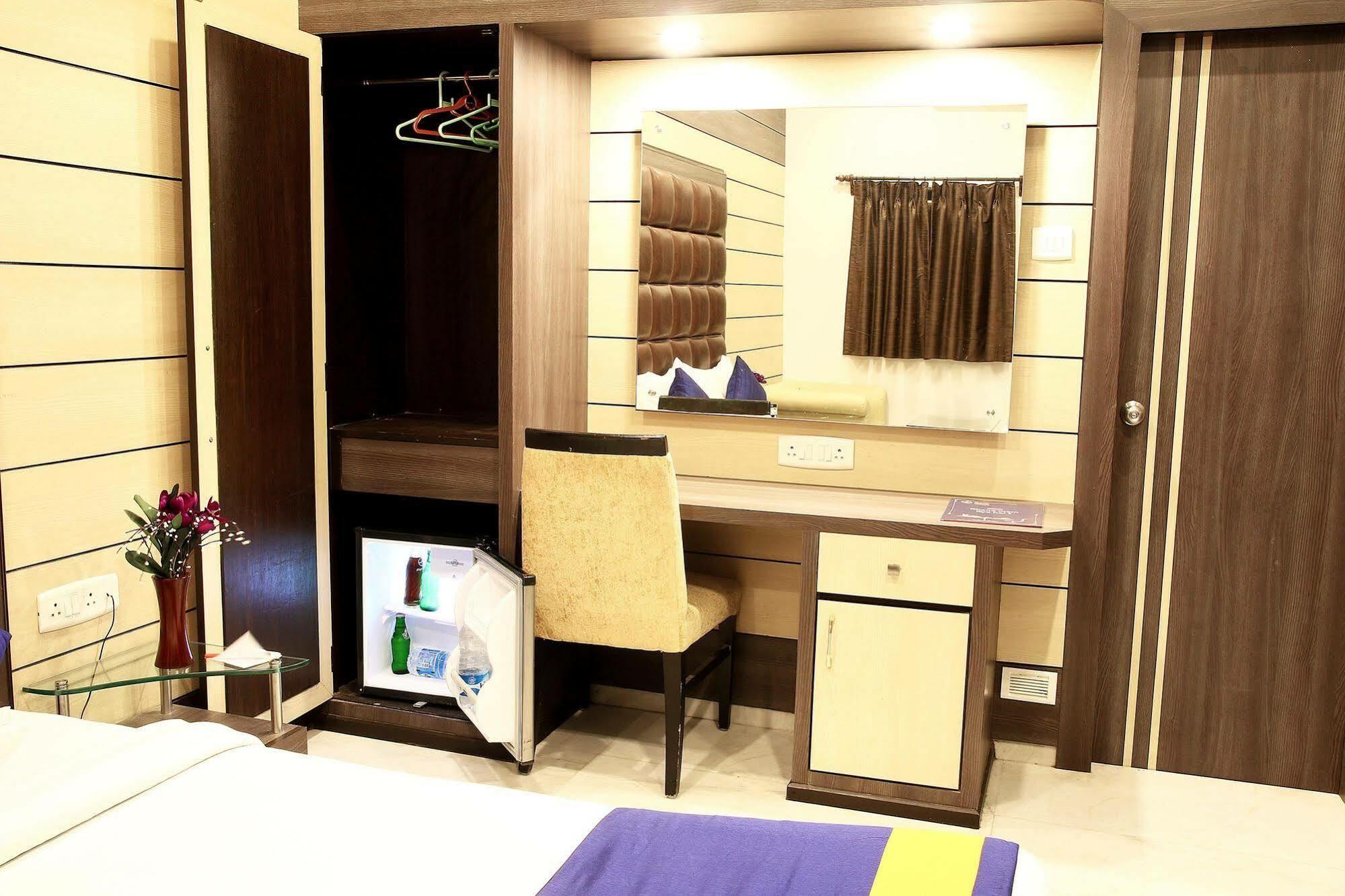 Hotel Esteem Kalküta Dış mekan fotoğraf